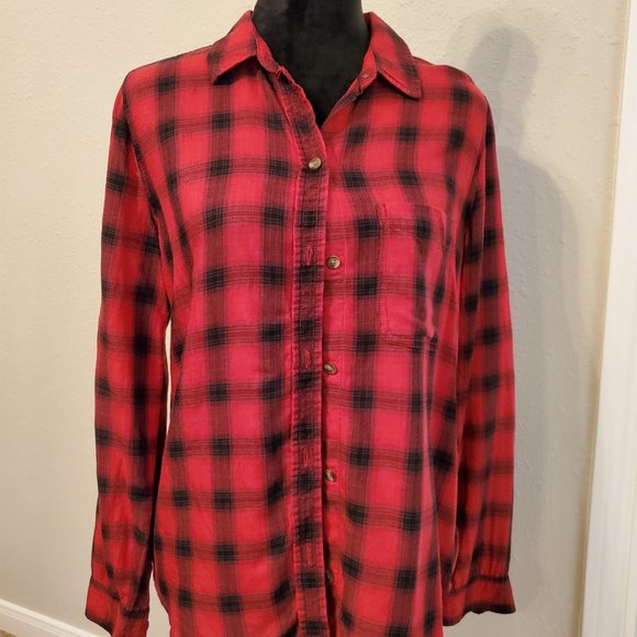 American Eagle boyfriend fit button-down long sleeves shirt size medium. - Picture 3 of 11